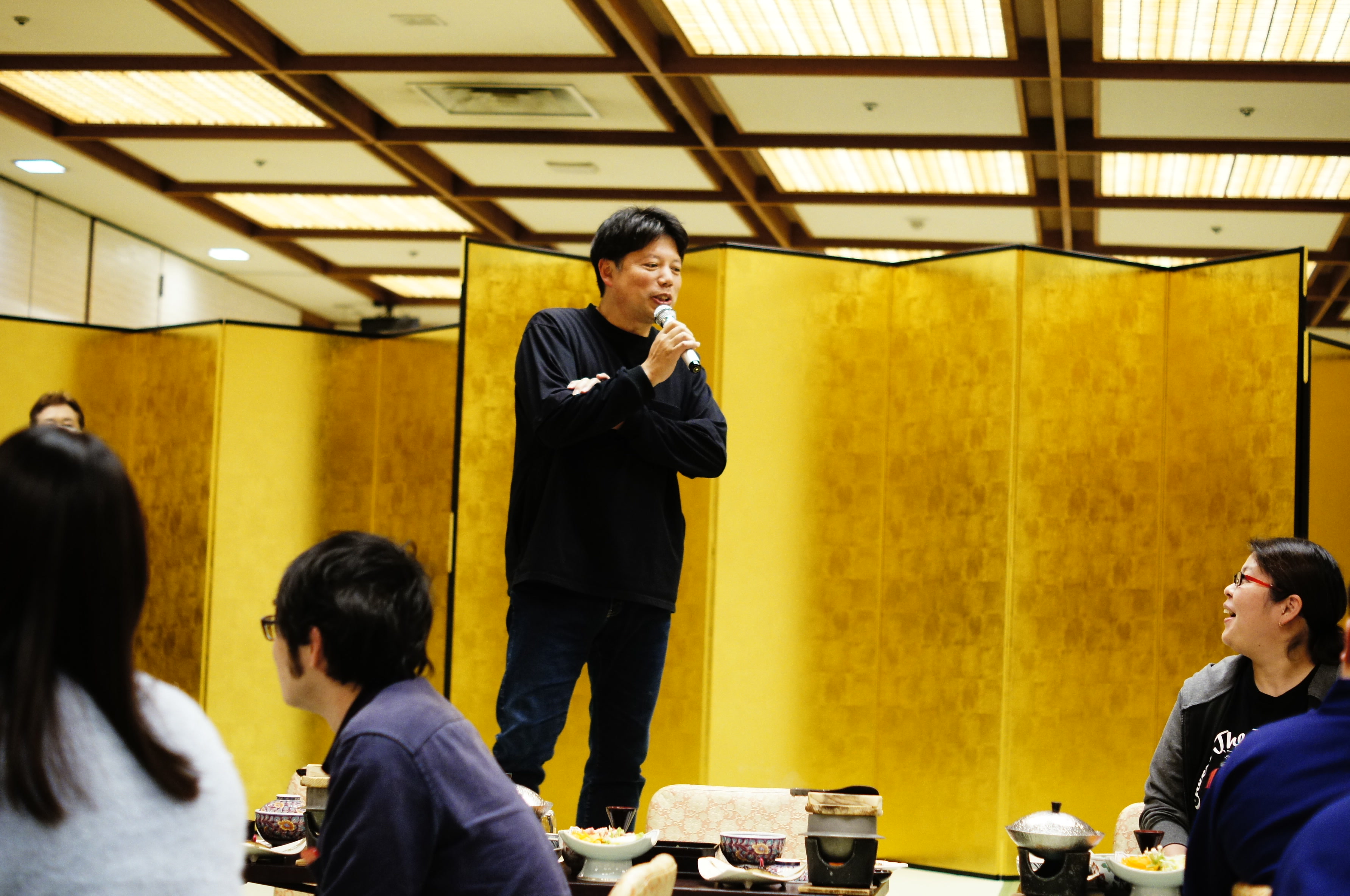 和やかな交流会で、参加者と話を分かち合うひとこま